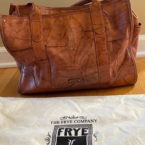 Frye shopper